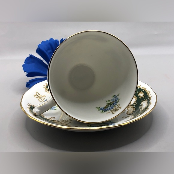 Queen Anne 8362 Bone China England Teacup & Saucer, White w/Evergreen Scrolls - Picture 5 of 10